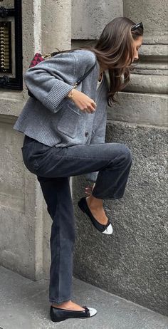 Grey Jeans Work Outfit, Nice Casual Outfits Woman, Aw24 Outfits, Europe Core, Corporate Core, 40s Mode, Boston Outfits, 70s Jacket, Soft Fashion