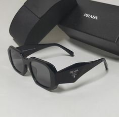 Luxury Black Sunglasses Unisex Prada Tortoise Sunglasses, Classy Glasses, Prada Glasses, Prada Fashion, نظارات شمسية, Prada Accessories, Black Luxury, Prada Sunglasses, Rectangle Sunglasses