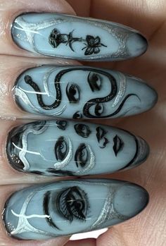 Alt Fall Nails, Halloween Nails Witchy, Witch Aesthetic Nails, Medusa Minimalist, Nails Witchy, Gothic Nails, Grunge Nails