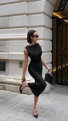 Black Dress Italian Style, Slingback Heels Outfit Dresses, College Outfits Preppy, Neat Casual Outfits, Bodycon Midi Dress, Looks Chic, Bodycon Midi, Classy Women, Up Girl