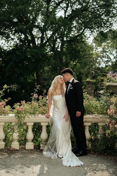 Terrace vintage wedding pictures garden Classy Wedding Photoshoot, Rose Garden Wedding Photos, Romantic Wedding Pictures, Wedding Photo Ideas Garden, Museum Wedding Photos, Garden Wedding Photos, Garden Wedding Photography, Elopement Aesthetic, Work Song