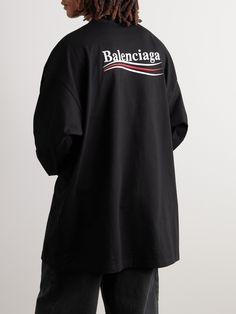 Menswear's shift towards oversized clothing first became noticeable around 2018, and it's showing no signs of abating. This T-shirt is cut in Balenciaga's signature baggy profile from comfortable cotton-jersey. It's finished with the label's moniker embroidered on the chest and back. Oversized Clothing, Balenciaga T Shirt, Balenciaga Men, Oversized Outfit, Balenciaga Logo, Balenciaga Black, Latest T Shirt, 2 On, T Shirt For Men