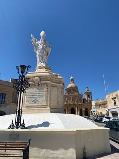 there is a statue in the middle of this street