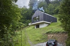 Lake House On A Hill, Cabin On Slope, Small Hillside House Plans, House On Hillside, Chalet Modern, Long House