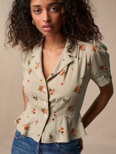 Short-sleeved blouse.      * Romantic linden floral print   * Fitted cut   * Short sleeves   * Fastening with three buttons   * Basque effect   * Made in Romania Sunday Top, Rouje Paris, Romantic Blouses, Jeanne Damas, Outfit Primavera, Myanmar Dress, Made In Romania, Straight Cut Jeans