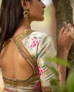 Banaras Blouse Back Neck Designs, Bandhani Silk Blouse Designs, Indian Blouse Back Design, Banarasi Saree Blouse Design Back, Patola Blouse Design, Bandhani Blouse Work, Cream Saree Blouse, Bandhani Blouse Design, Bandhani Saree Blouse Design