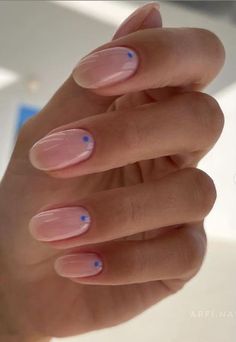 Jessica Alba Nails, Minimalistic Summer Nails, Minimal Summer Nails, Nails With Dots Simple, Spring Nail Design, Spring Nail Ideas, Summery Nails, Basic Nails