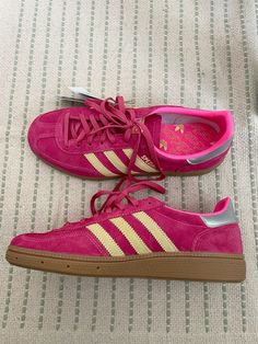 Adidas Spezial Pink Outfit, Shoe Inspo Aesthetic, Sambas Pink, Adidas Shoes Pink, Pink Sambas, Adidas Spezials, Adidas Rose, Pink Adidas Shoes, Spezial Adidas