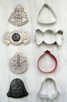 the star wars cookie cutters have been made to look like they are in different shapes