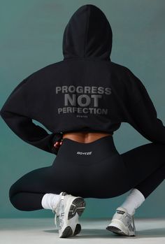 Ideal for styling over your favorite athleisure sets, the Progress cropped sweatshirt is a fun and versatile staple. Designed in our premium fleece fabric for a warm, cozy feel, the Progress sweatshirt is an oversized design with a relaxed fit and cropped length. Complete with: Relaxed fit shoulders Long sleeves Ribbed cuffs Elastic waistband with drawstring Printed slogan on reverse Front kanga pocket 330gsm fleece cotton fabric (80% Cotton, 20% Polyester) Cropped length, approx. 47 cms based o Gym Ootd, Gym Sweatshirt, Gym Crop Top, Estilo Fitness, Fashion Leggings, Athleisure Outfits, Yoga Workout, Cropped Sweatshirt, Crop Sweatshirt