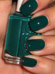 I love this hunter green and it seems a perfect fit for chilly autumn days. I'd love to see it used for just about everything this fall. Christmas Nail Colors, Neat Nails, Nail Swatches, Nagellack Trends, Live Beautiful, Nail Decor, Green Nail Polish, Green Nail, Best Nail Polish