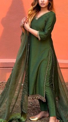 Trendy Salwar Suit Designs, Trendy Kurti Designs, Party Wear Dresses Indian, Salwar Kurti, Dress Designs For Stitching, Kurti Top, Kalamkari Dresses, Simple Dress Casual, Simple Kurti