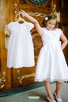 Would love to do this with the blessing outfit on their baptism day! Baptism Pictures, Baptism Photography, Christening Outfits, Recuerdos Primera Comunion Ideas, Holy Communion Party, Baptism Photos, Getting Baptized, Communion Decorations, Blessing Dress