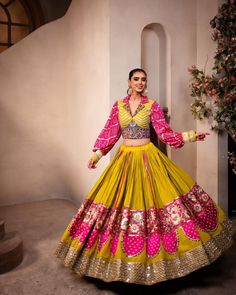 A fun silhouette with the gorgeous bishop sleeve and collar detailing along with this beautiful pink and yellow colour is here to make you stand out💗💛 @rups_boutique #NavratriOutfit #ChaniyaCholiLove #NavratriVibes #GarbaOutfitInspo #ChaniyaCholiStyle #FestiveFashion #NavratriCelebrate #ChaniyaCholiGoals #નવરાત્રીઆઉટફિટ Navaratri Dress Ideas, Fashion Designer Dresses Style, Garba Chaniya Choli Wedding, Wedding Garba Outfit, Navaratri Outfit Ideas, Fashion Design Ideas, Choli Blouse Design, Chaniya Choli Designs, Lehenga Saree Design