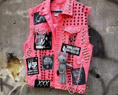 Punk Vest, Vest Ideas, Pastel Punk, Custom Leather Jackets, Battle Jacket, Diy Jacket, Hardcore Punk