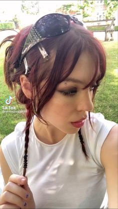 Y2k Bobby Pin Hairstyles, Cool 2000s Hairstyles, Cool Hairstyles Grunge, Y2k Hairstyles Edges, Veil Technique Hair Dye, Y2k Hairstyles Grunge, Silver Hair Clips Aesthetic, Metal Hair Clips Hairstyles, Dyed Hair Y2k