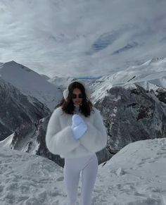 Mountain Outfits, Aspen Trip, Outfit Advice, Ski Trip Outfit, Aesthetic Old Money, Ski Aesthetic, Aesthetic Old, Mountain Outfit, Winter Photoshoot