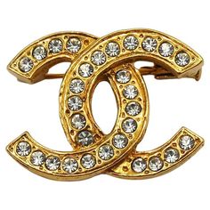 CHANEL vintage textured gold tone CC logo brooch embellished with clear crystals. Embossed CHANEL Made in France. Indicative measurements : approx. 3 cm (1.18 inches) x 2.2 cm (0.87 inch). Material : Gold tone metal hardware / Crystal. NOTES - This is a preloved vintage item, therefore it might have imperfections. - Colors may differ slightly from actual product appearance due to differences in lighting conditions. - As a buyer, you are fully responsible for customs duties, other local taxes and Crystal Notes, Broche Chanel, Cc Brooch, Line Stone, Chanel Brooch, Structured Shoulder, Luxe Jewelry, Vintage Texture, Chanel Vintage