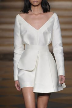 Emilia Wickstead Spring 2015 - Details White Runway Fashion, Runway Fashion Vintage, Spring Outfit Women, Runway Fashion 2020, Detail Couture, Short White Dress, White Runway, Haine Diy, Runway Fashion Couture