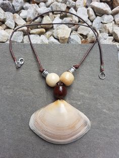 A stunning shell necklace suitable for any occasion. Handcrafted from lightweight materials, it features a faux leather cord secured with a lobster lock, and its length is adjustable for personalised wear. Seashell Jewelry Diy, Light Weight Necklace, Choker Handmade, Sea Necklace, 20 Inch Necklace, Wire Wrapped Jewelry Diy, Wooden Bead Necklaces, Necklace Collar, Seashell Jewelry