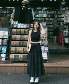 Black Flowy Skirt Outfit, Black Long Skirt Outfit, Flowy Skirt Outfit, Long Black Skirt Outfit, Summer Travel Outfits, Autumn Fragrance, Black Skirt Outfits, Long Flowy Skirt, Film Vintage