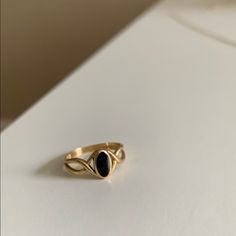 This Elegant Gold Ring Features A Striking Onyx Stone, Perfect For Adding A Touch Of Sophistication To Any Outfit. Split Shank With A Gorgeous Design 14k Gold Size 4 Minimal Signs Of Wear Vintage Onyx Ring, Size 4 Rings, Onyx Engagement Ring, Black Onyx Ring, Split Shank, Onyx Ring, Onyx Stone, Gorgeous Design, Womens Jewelry Rings