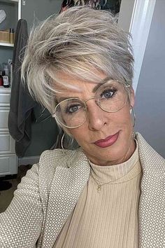 Elevate your style with voluminous messy feathered pixies. Find your perfect match among pixie haircuts for women over 50 with glasses! Photo Credit: Instagram @kurze.haare.stylen Silver Hairstyles, Short Spiked Hair, Short Silver Hair, Hairstyles With Glasses, Spiked Hair, Very Short Hair