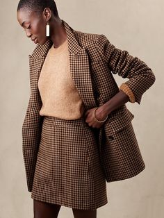 Saw this on Banana Republic: Houndstooth Mini Skirt, Bank Job, October Outfits, Business Professional Outfits, Pant Trends, Corporate Outfits, Womens Business Casual, Winter Outfits For Work, Work Outfits Women