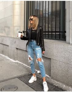 Outfits With Air Force Ones, Ripped Jeans Outfit, Outfit Chic, Outfit Jeans, Komplette Outfits, Mode Inspiration, Winter Fashion Outfits, Looks Vintage, Outfits Casuales