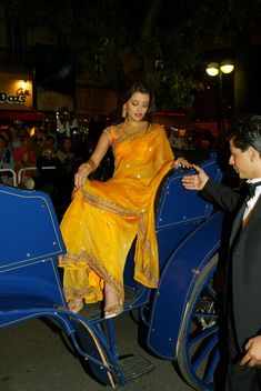 Aishwarya Rai Cannes, 90s Bollywood Fashion, ऐश्वर्या राय, 90s Bollywood Aesthetic, Aishwarya Rai Photo, Slides Outfit, 90s Bollywood