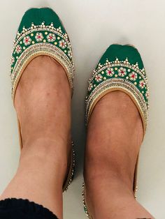 'GRACEFUL GREEN' is an extraordinary jutti intricately hand embroidered by our finest artisans. Green silk base with delicate kundan beads, zardosi work and gold dabka strings in the front and on the back. Like its name, it's elegant, timeless and graceful! PERFECT FOR ANY OCCASION AND ANY OUTFIT!! *Ethnic Shoes/Women Flats/Handmade Indian Designer Women Shoes or Slippers/Royal shoes/traditional style Women/Wedding Shoes/Bridal Shoes, Punjabi Jutti for Women SPECIFICATIONS: *Upper/Panna -Fabric Green Closed Toe Flats For Party, Green Bohemian Traditional Wear With Dori Work, Bohemian Green Traditional Wear With Dori Work, Bollywood Style Meenakari Flats For Festive Season, Bollywood Meenakari Flats For Festive Occasions, Green Traditional Wear With Handwork For Party, Bollywood Style Cutdana Flats For Festivals, Festive Meenakari Flats With Round Toe, Bollywood Style Festive Flat Wedding Shoes