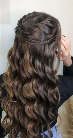 Parade Hairstyles, Court Hairstyles, Hair Ideas For Homecoming, Quince Court, Homecoming Hair Ideas, Prom Hair Down