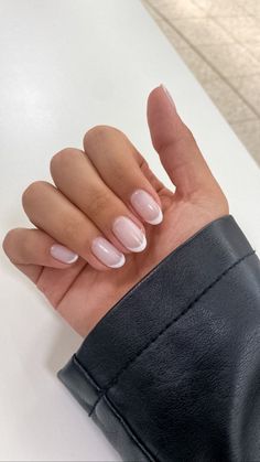 Natural Tip Nails Acrylic, Minimalistic French Nails, French Nail Designs Round, French Tip Hard Gel Nails, French Nails Round Shape, Milky French Manicure Almond Nails, American French Tip, Cute Nails Oval