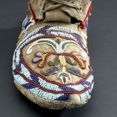 Native American Moccasins, Indian Beadwork, Beaded Moccasins, Native American Clothing, Plains Indians, Native American Artifacts, Native Beadwork, Moccasins Mens, Native American Beadwork