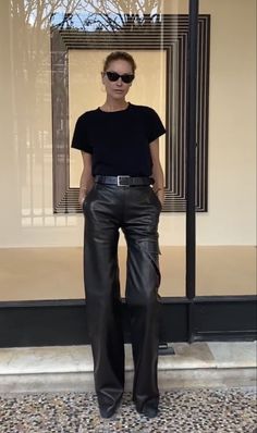 Black Satin Pants Outfit, Black Pumps Outfit, Trousers Women Outfit, Cold Fashion, Leather Pants Outfit, Leg Pants Outfit, Black Jeans Outfit, London Outfit, Cozy Winter Outfits