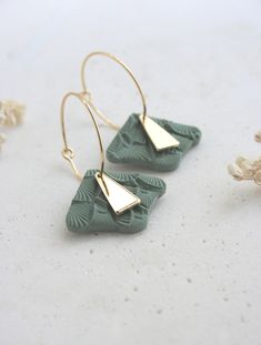 "EARRING in polymer clay, large gold plated ring ear, green sage fan shape pendant with art deco pattern and triangle gold charm. Ear hooks:  - Gold pla. on brass: gold plated on brass ring hook, 25,5 x 0,7 mm. Final color: gold. Not suitable for sensitve ears. - Gold plated on Sterling: real GOLD PLATED ON sterling 925, 2,5 x 2,5 cm. Final color: gold. Suitable for sensitive ears. Pendant: Green sage color fan shape handmade piece with Art Deco pattern in polymer clay, 3 x 2.5 cm with triangle Handmade Green Triangle Jewelry, Earring Inspo, Ring Hook, Motif Art Deco, Green Sage, Deco Pattern, Personalized Gift Wrap, Ringe Gold, Sage Color