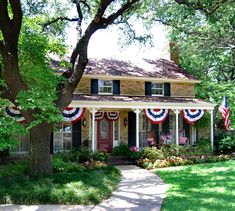 a house decorated for the fourth of july