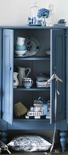 PEINDRE SES MEUBLES EN BLEU : TOUS STYLES - Décoration du bontemps Mobilier Bleu, Relooking Meuble Ancien, Deco Campagne Chic, Déco Bleue, Relooker Meuble, Renovation Meuble, Peinture Meuble