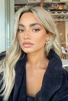 Olive Skin Blonde Hair, Brown Skin Blonde Hair, Hair Color For Brown Skin, Bright Blonde Hair, Latina Hair, Tan Skin Blonde Hair, Blonde Hair Girl, Men Hair Color