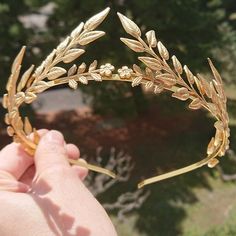 Coroa Aesthetic, Gold Fantasy Jewelry, Apollo Inspired Outfits, Fantasy Jewelry Headpieces, Apollo Outfits, Crown Reference, Tiara Aesthetic, Gold Diadem, Gold Circlet