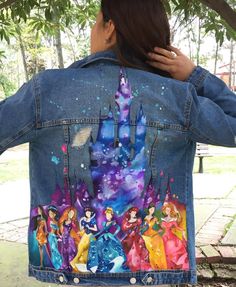 Disney ручной росписью куртку Пользовательские джинсовой | Etsy Hand Painted Jacket, Customised Denim Jacket, Painted Clothes Diy, Disney Jacket, Custom Denim Jacket, Hand Painted Denim Jacket, Hand Painted Clothing, Denim Art, Painted Jacket