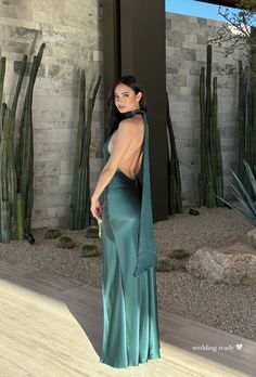 Wedding Guest Dress Emerald Green, Night Wedding Dress Guest, Long Gown Poses, Infinite Dress Styles, Posing With Dress, Emerald Green Dress Elegant, Dark Green Dress Aesthetic, Sum Dresses, Backless Gowns