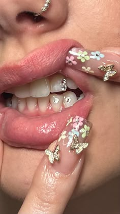 Strass Teeth, Tooth Accessories, Teeth Decorations, Tooth Gem Designs, Tooth Gem Placement, Gems Nails, Goddess Wedding Dress, Teeth Gems, Pretty Teeth