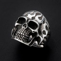 Strong, heavy, amazing skull ring, hand crafted with all the details... Average silver weight : 14 gr  Sizes Available: 52-72 EUR / 6-14 US Other sizes might be available by request:) Other rings on the hand in the pic, from top to bottom : Eagle ring : https://www.etsy.com/il-en/listing/285701321 Helmet ring : https://www.etsy.com/il-en/listing/475115188 Ghost Rider Old Skool Skull : https://www.etsy.com/il-en/listing/265282100 Unisex. "Skulls remind us that underneath it all, we are all the sa Helmet Ring, Jewelry Design Studio, Silver Skull Ring, Eagle Ring, Biker Rings, Vintage Skull, Gothic Skull, Ring Hand, Keith Richards