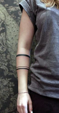 Arm Band Line Tattoo, Herren Hand Tattoos, Lines Tattoo, Tattoo Band, Quarter Sleeve Tattoos, Bored Art, Armband Tattoos, Polynesian Tattoos, Swallow Tattoo