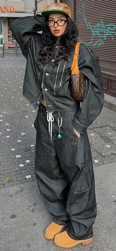 Street Style 2024 Winter Feminine Fashion, Style 2023, Streetwear Fashion Women, Pantalon Large, Outfit Goals, Urban Outfits, Girly Outfits, Streetwear Outfit