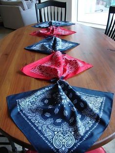 the table is set with four napkins on it, and there are several different colors