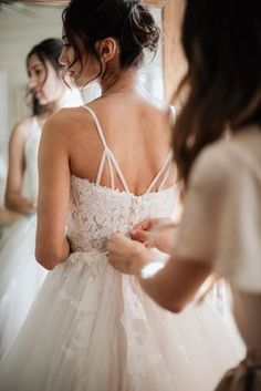 Bride Photos Ideas, How To Pose Bride, Wedding Photos Just Bride, Wedding Preparations Photography, Bride Preparation Photos Ideas, Bridal Photos Getting Ready, Wedding Photos Bride Getting Ready, Bride Getting Ready Photoshoot, Getting Ready Bridal Photos