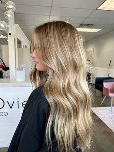 this gorg goldie blonde >>> Baliage Hair Blonde Balayage Highlights, Blended Brown And Blonde Hair, Coconut Cream Blonde Hair, Dirty Blonde With Blonde Highlights, Chunky Blonde Balayage, Honey Blonde Lowlights, Golden Honey Blonde Balayage Brunettes, Dark Roots With Blonde Highlights, Golden Dirty Blonde Hair