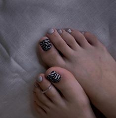 30 Stunning Fall Pedicure Ideas to Keep Your Toenails on Trend Copper Glitter, Leopard Prints, Leaf Designs, White Polish